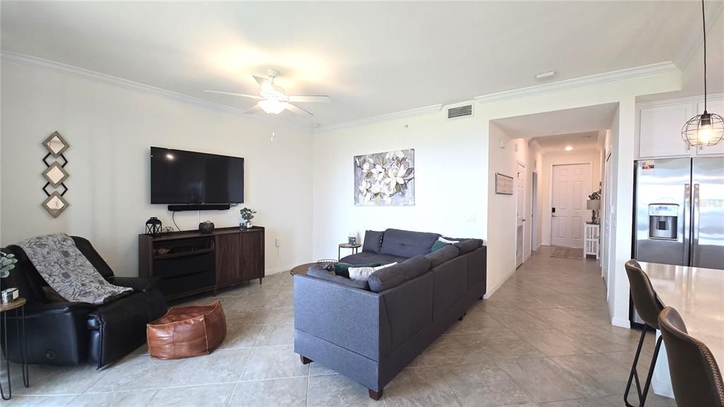 Active With Contract: $2,350 (2 beds, 2 baths, 1151 Square Feet)