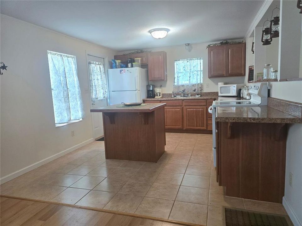 For Sale: $115,000 (3 beds, 1 baths, 1104 Square Feet)