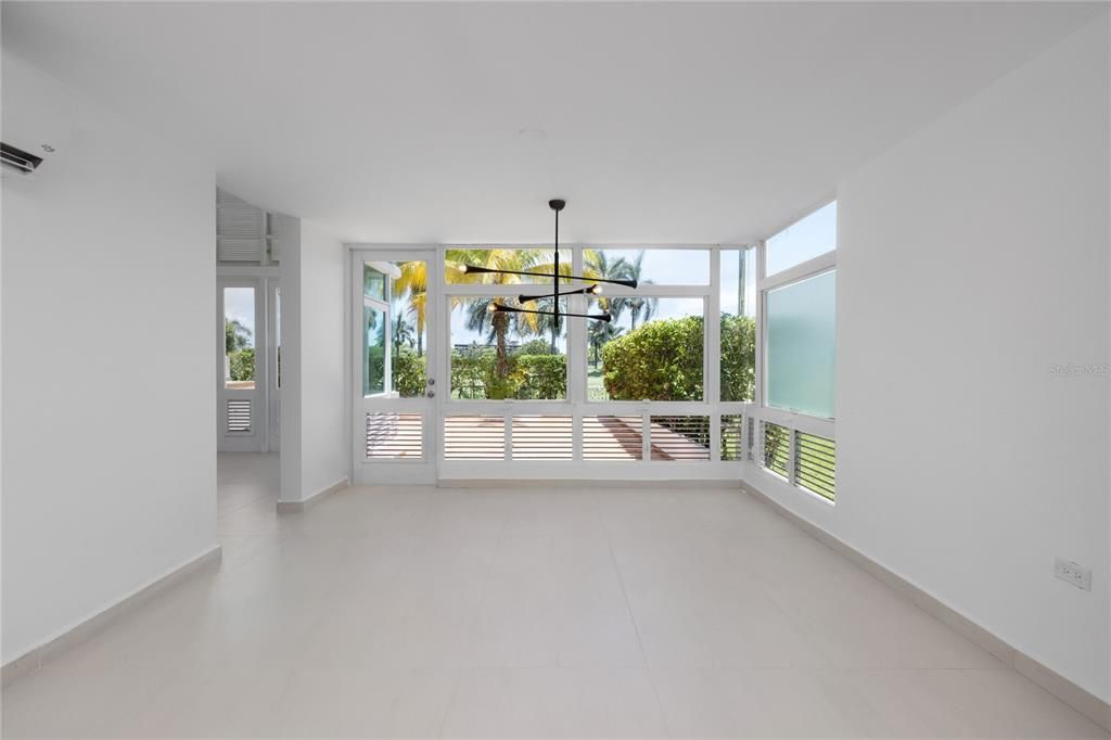 Под контрактом: $950,000 (4 спален, 4 ванн, 2800 Квадратных фут)