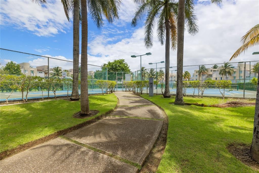 Под контрактом: $950,000 (4 спален, 4 ванн, 2800 Квадратных фут)