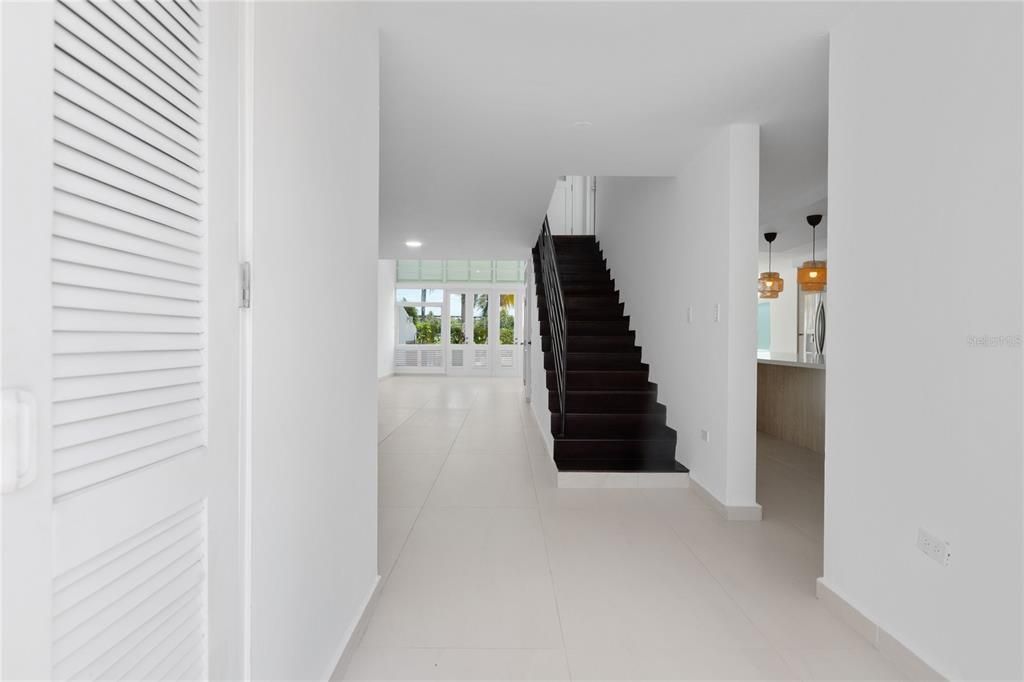 Под контрактом: $950,000 (4 спален, 4 ванн, 2800 Квадратных фут)