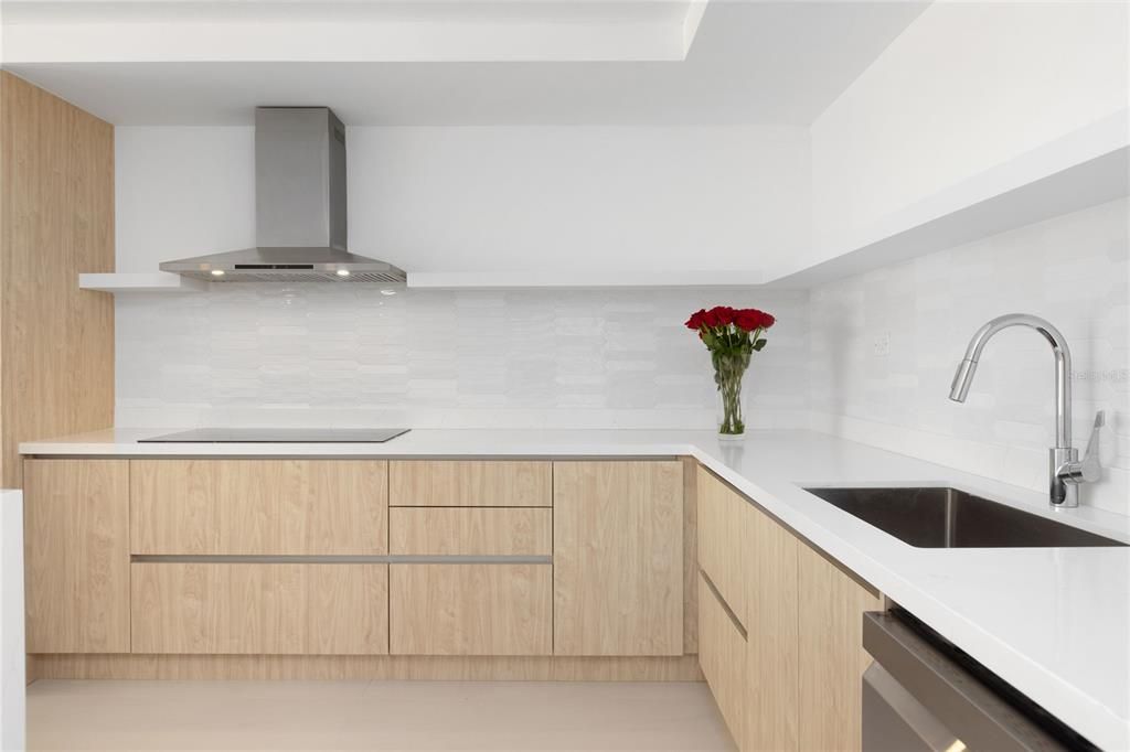 Под контрактом: $950,000 (4 спален, 4 ванн, 2800 Квадратных фут)