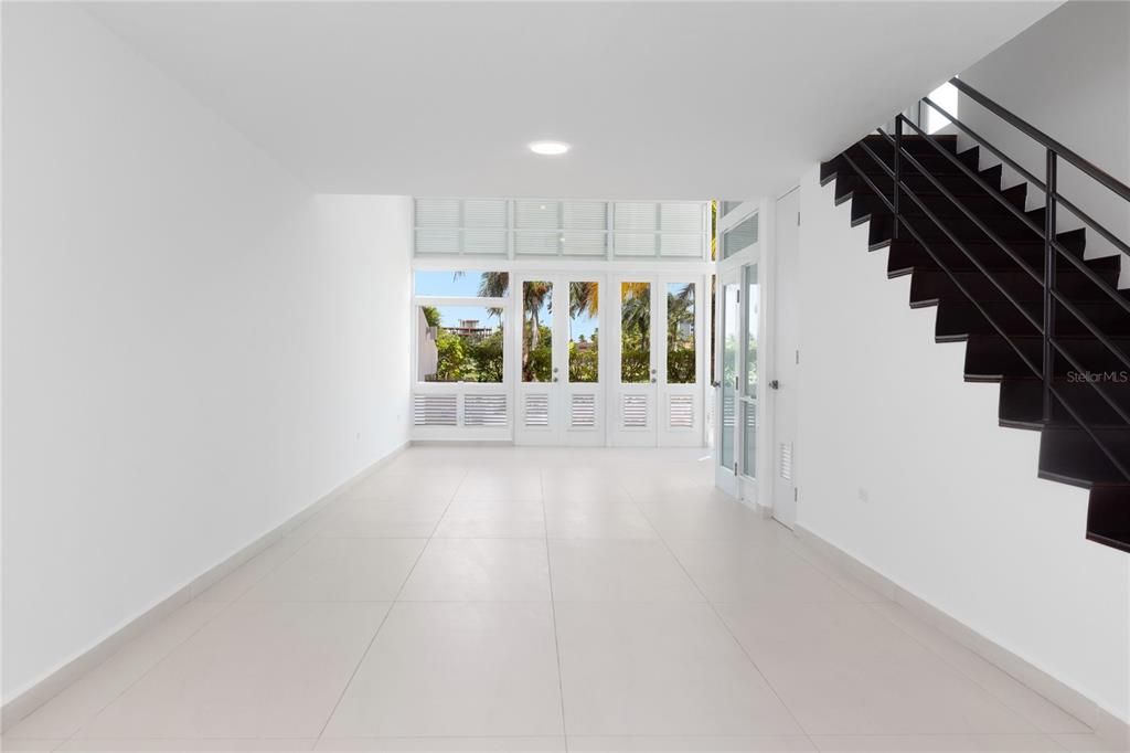 Под контрактом: $950,000 (4 спален, 4 ванн, 2800 Квадратных фут)