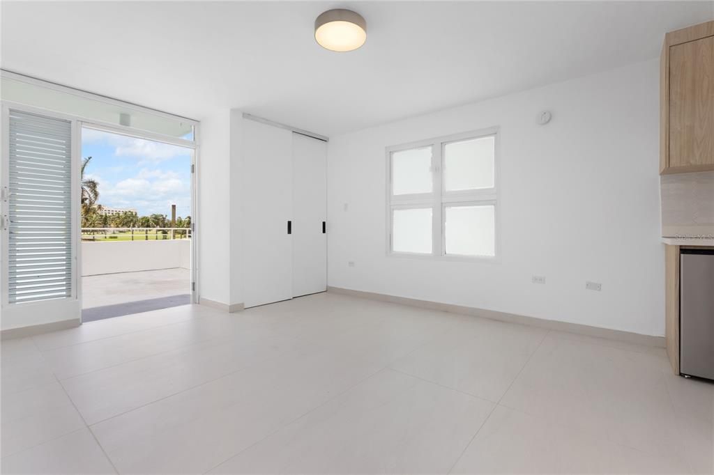 Под контрактом: $950,000 (4 спален, 4 ванн, 2800 Квадратных фут)