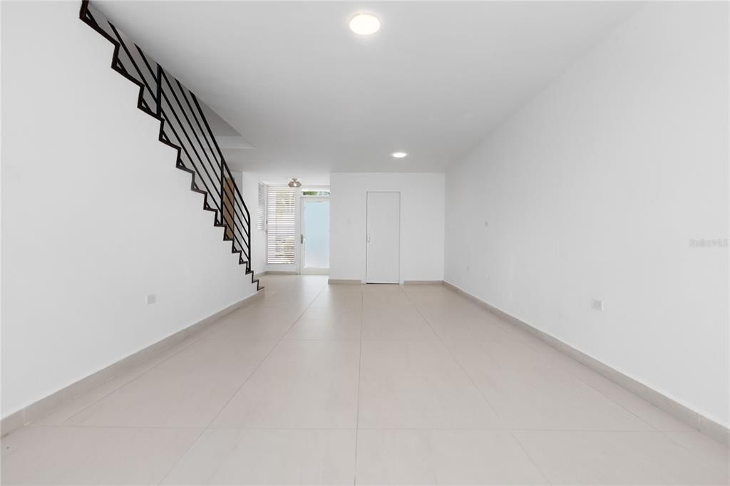 Под контрактом: $950,000 (4 спален, 4 ванн, 2800 Квадратных фут)