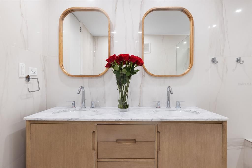 Под контрактом: $950,000 (4 спален, 4 ванн, 2800 Квадратных фут)