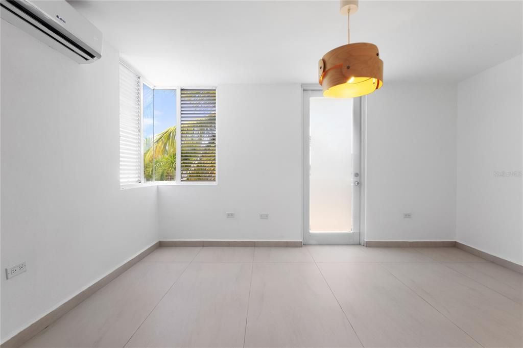 Под контрактом: $950,000 (4 спален, 4 ванн, 2800 Квадратных фут)