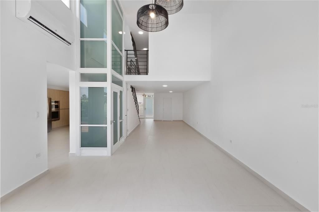 Под контрактом: $950,000 (4 спален, 4 ванн, 2800 Квадратных фут)