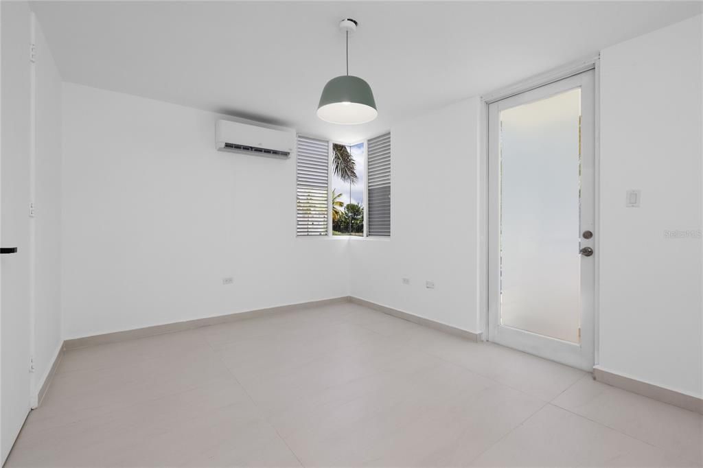 Под контрактом: $950,000 (4 спален, 4 ванн, 2800 Квадратных фут)