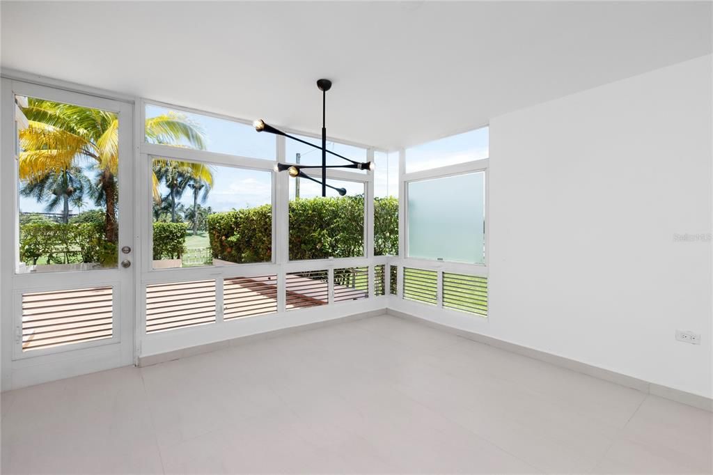 Под контрактом: $950,000 (4 спален, 4 ванн, 2800 Квадратных фут)