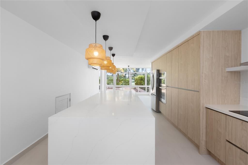 Под контрактом: $950,000 (4 спален, 4 ванн, 2800 Квадратных фут)