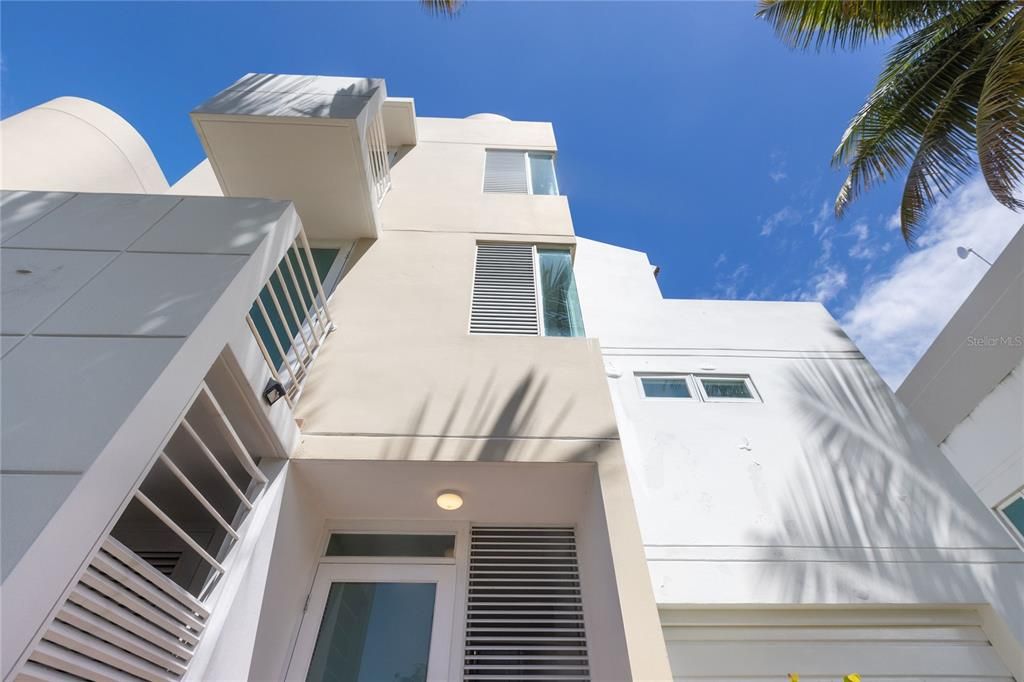 Под контрактом: $950,000 (4 спален, 4 ванн, 2800 Квадратных фут)