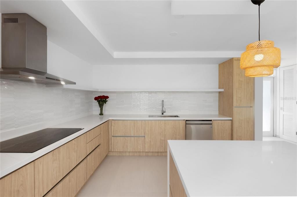 Под контрактом: $950,000 (4 спален, 4 ванн, 2800 Квадратных фут)