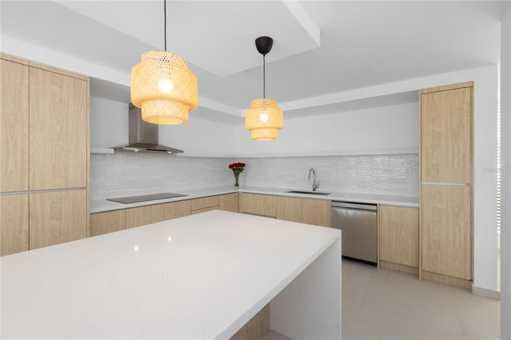 Под контрактом: $950,000 (4 спален, 4 ванн, 2800 Квадратных фут)