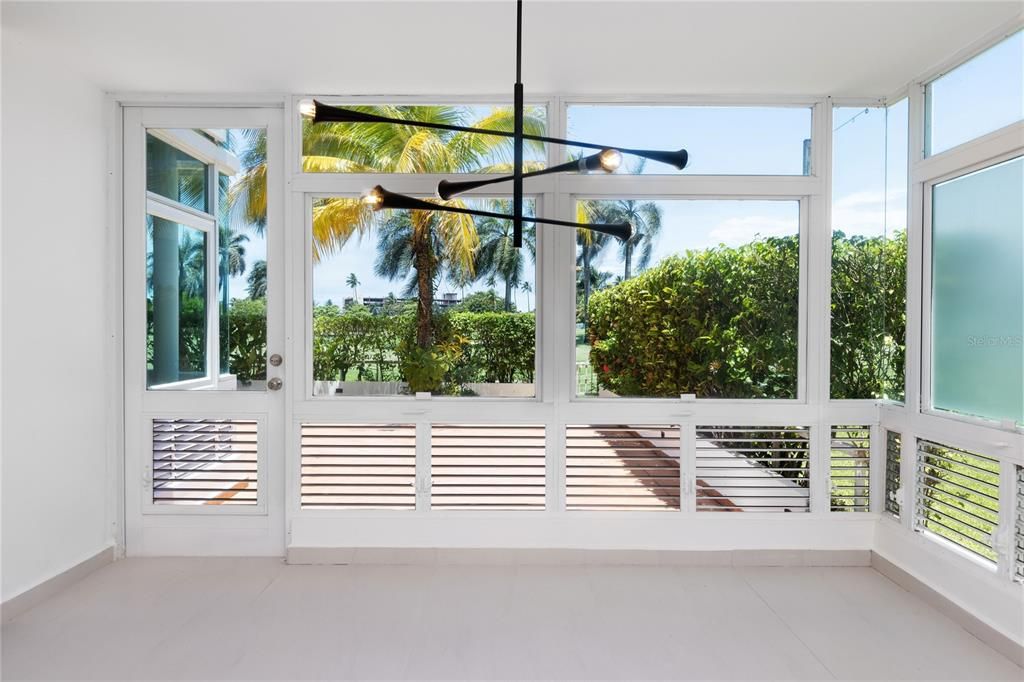 Под контрактом: $950,000 (4 спален, 4 ванн, 2800 Квадратных фут)