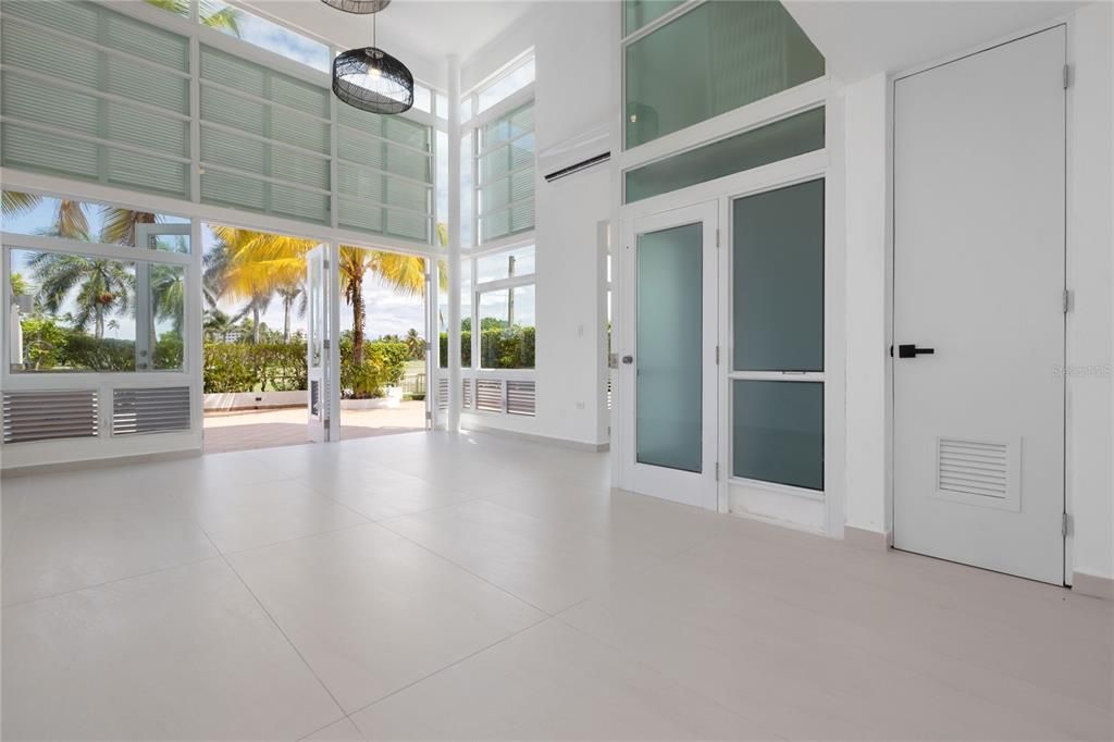 Под контрактом: $950,000 (4 спален, 4 ванн, 2800 Квадратных фут)