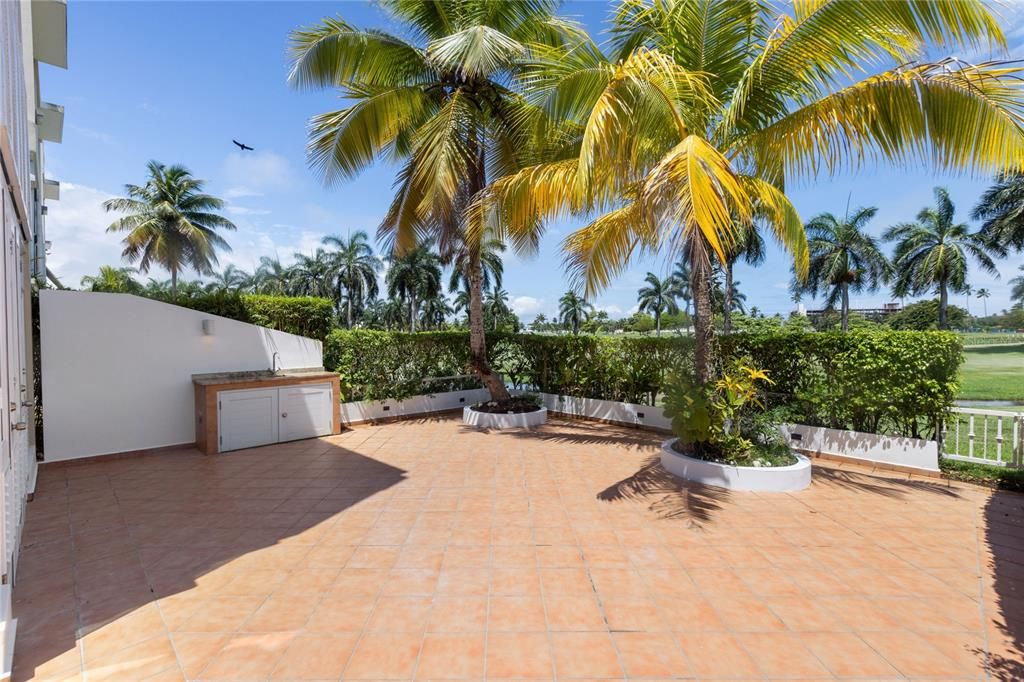 Под контрактом: $950,000 (4 спален, 4 ванн, 2800 Квадратных фут)