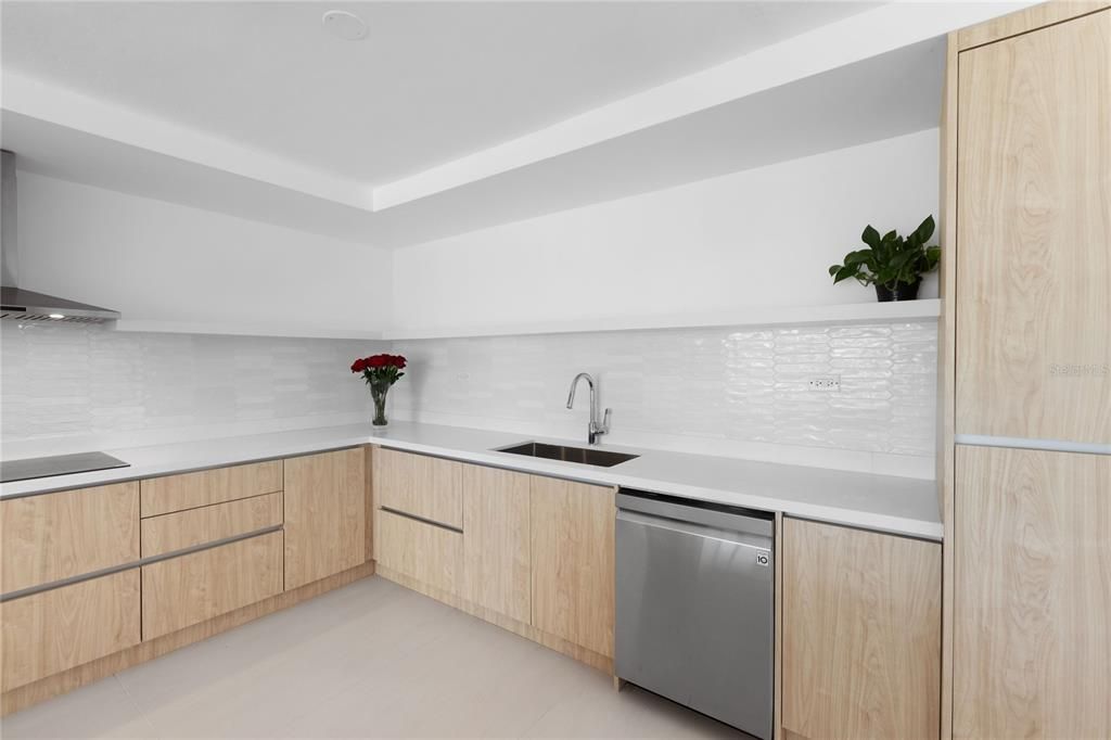 Под контрактом: $950,000 (4 спален, 4 ванн, 2800 Квадратных фут)