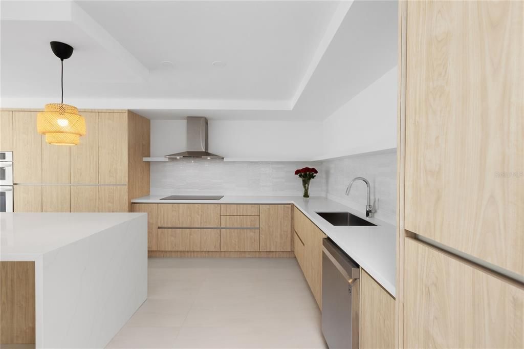 Под контрактом: $950,000 (4 спален, 4 ванн, 2800 Квадратных фут)