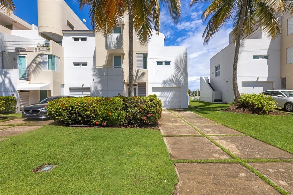 Под контрактом: $950,000 (4 спален, 4 ванн, 2800 Квадратных фут)