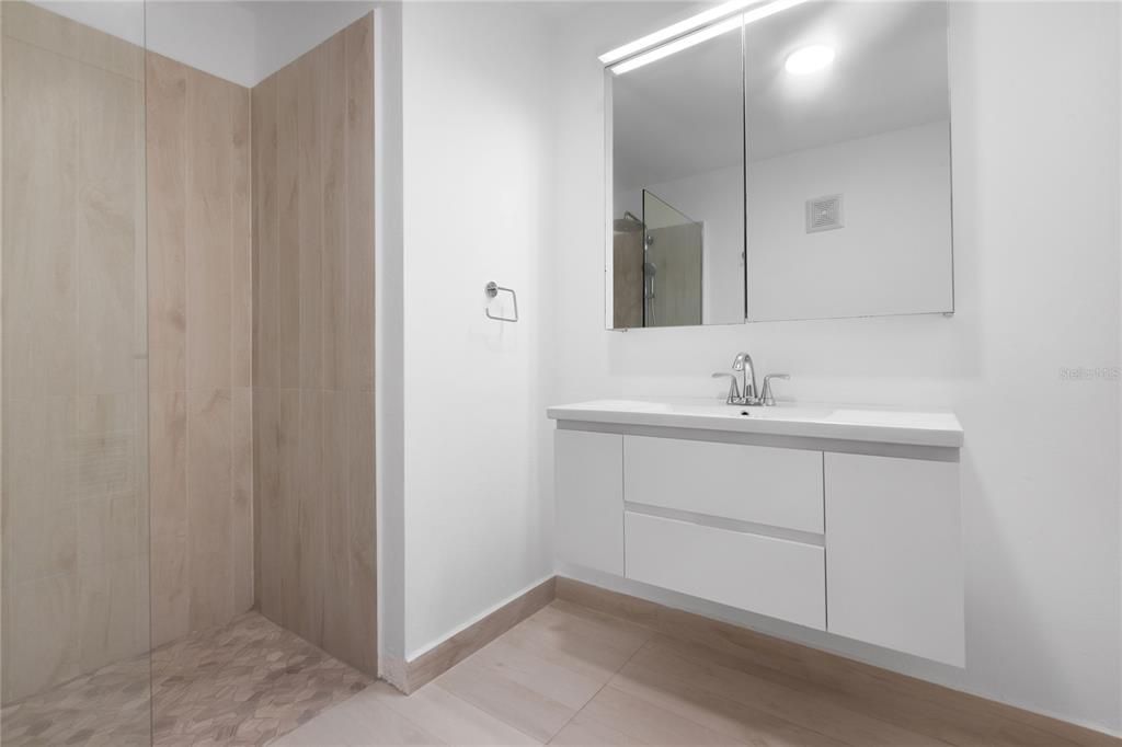 Под контрактом: $950,000 (4 спален, 4 ванн, 2800 Квадратных фут)