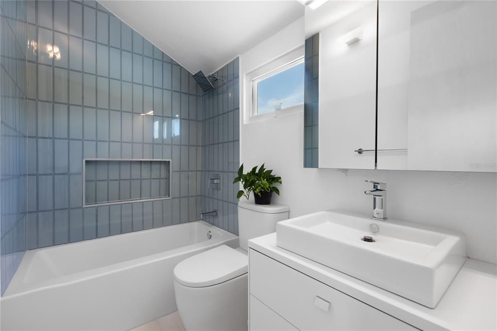 Под контрактом: $950,000 (4 спален, 4 ванн, 2800 Квадратных фут)