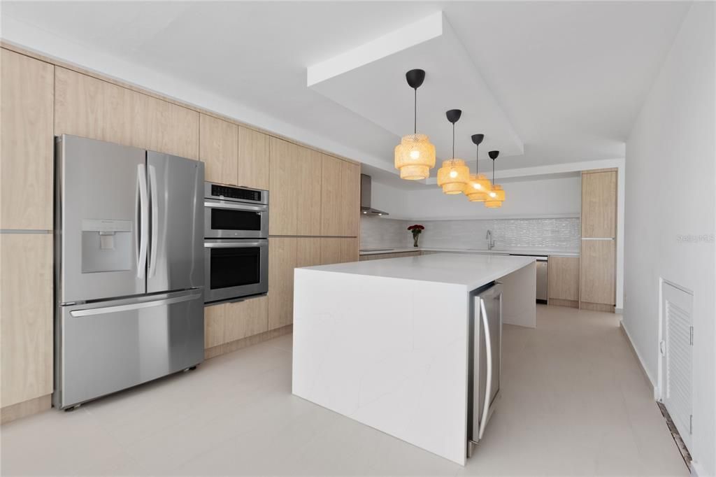 Под контрактом: $950,000 (4 спален, 4 ванн, 2800 Квадратных фут)