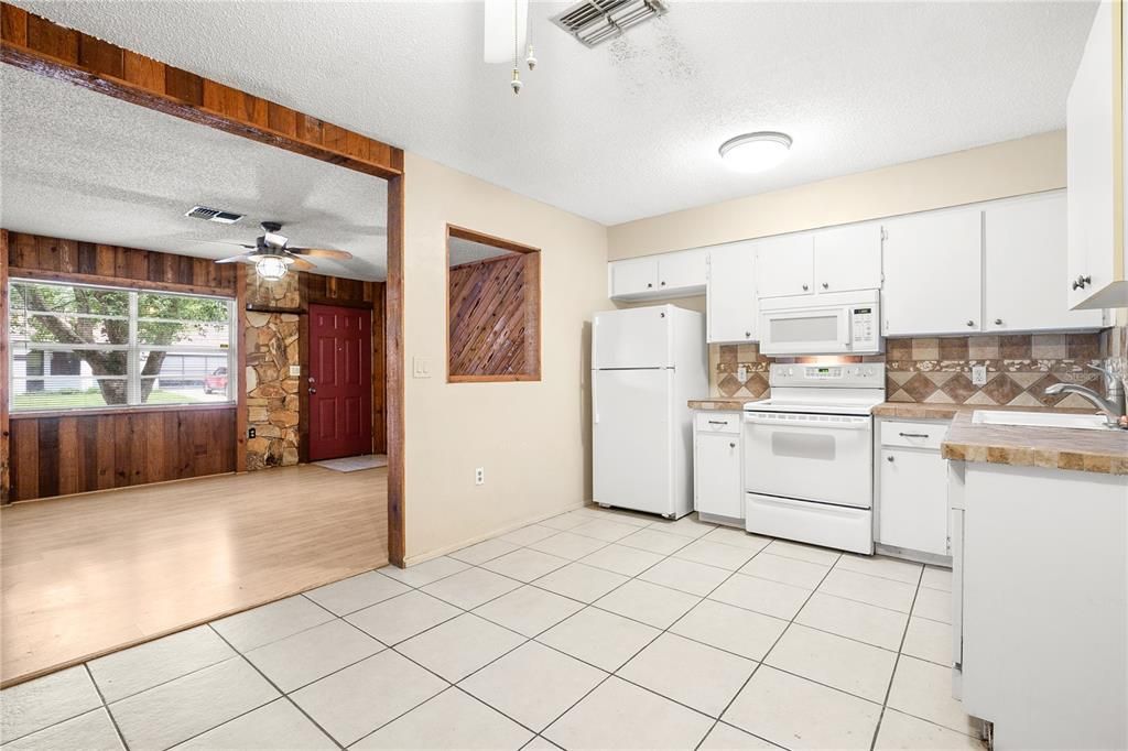 For Sale: $209,900 (2 beds, 1 baths, 775 Square Feet)