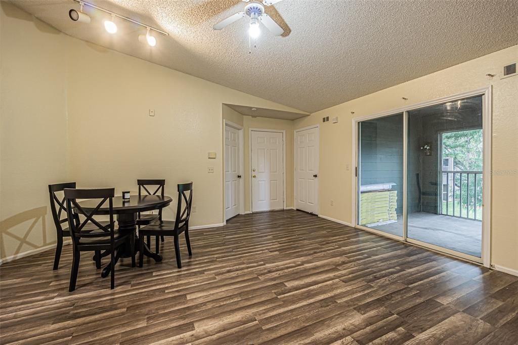 For Sale: $295,000 (2 beds, 2 baths, 874 Square Feet)