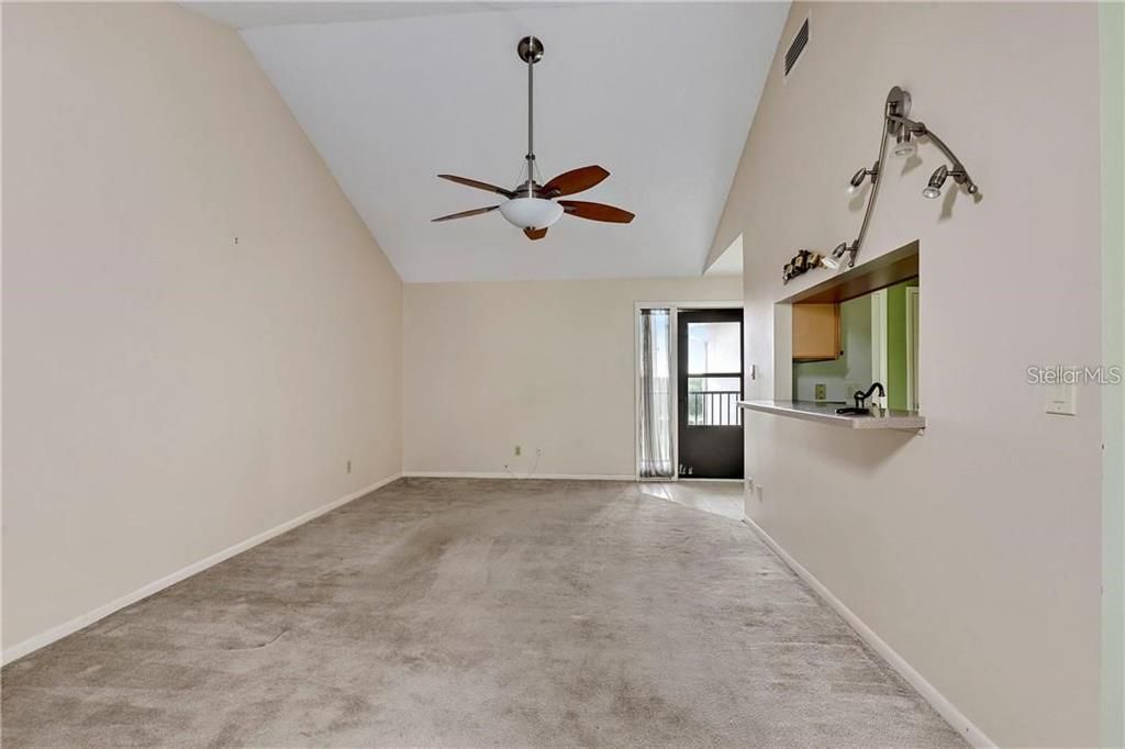 For Sale: $130,000 (2 beds, 2 baths, 1098 Square Feet)