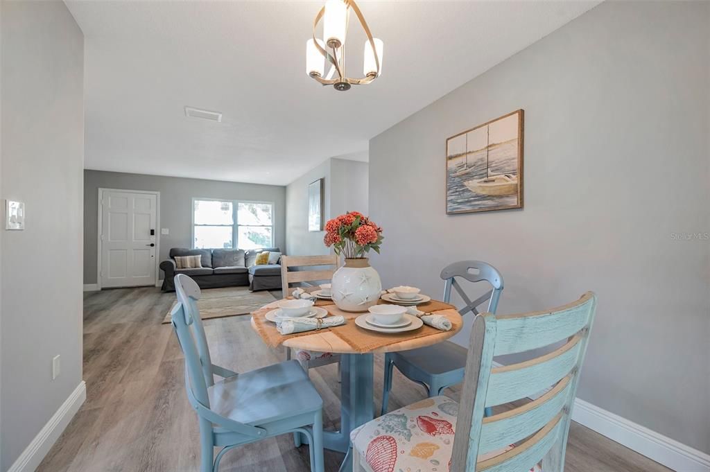 Active With Contract: $394,900 (2 beds, 2 baths, 1486 Square Feet)