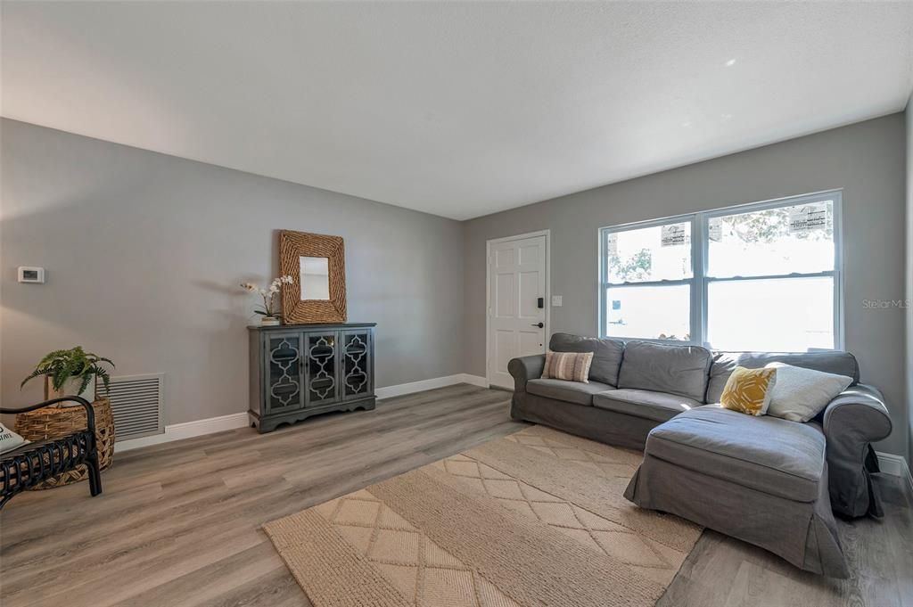 Active With Contract: $394,900 (2 beds, 2 baths, 1486 Square Feet)