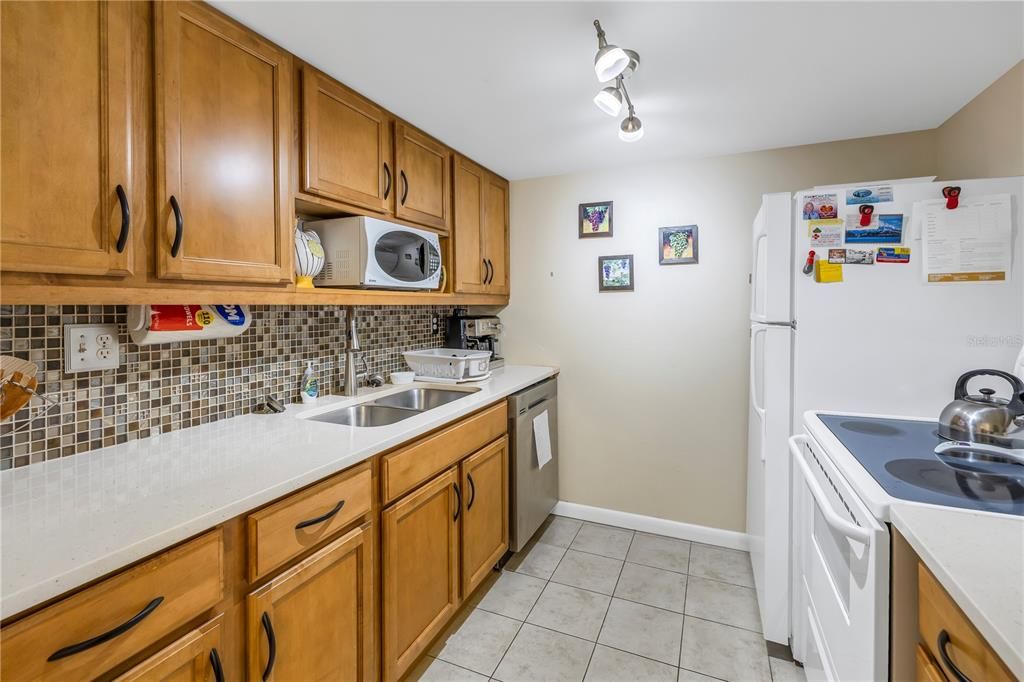 For Sale: $299,000 (1 beds, 1 baths, 787 Square Feet)