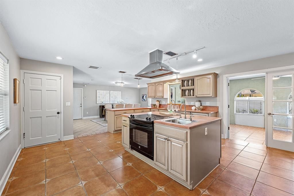 Active With Contract: $550,000 (4 beds, 3 baths, 3152 Square Feet)