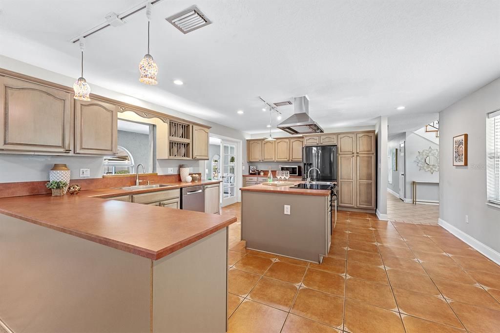 Active With Contract: $550,000 (4 beds, 3 baths, 3152 Square Feet)