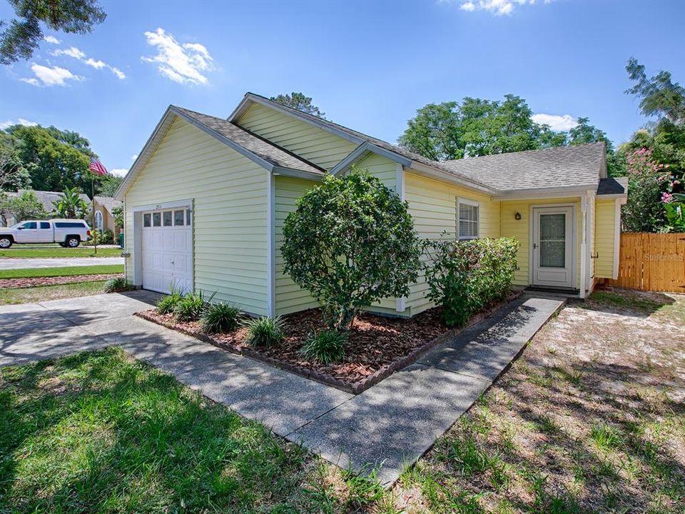 Active With Contract: $309,000 (3 beds, 2 baths, 1226 Square Feet)