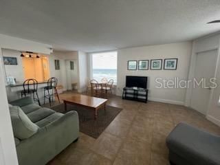 For Sale: $300,000 (1 beds, 2 baths, 686 Square Feet)