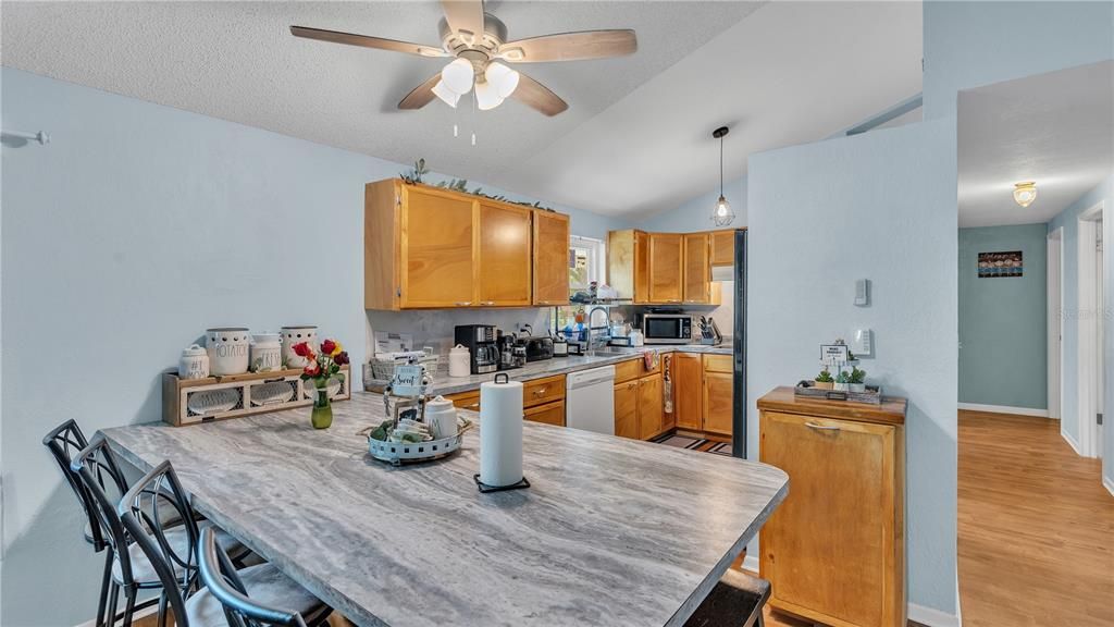 Active With Contract: $289,900 (3 beds, 2 baths, 1124 Square Feet)