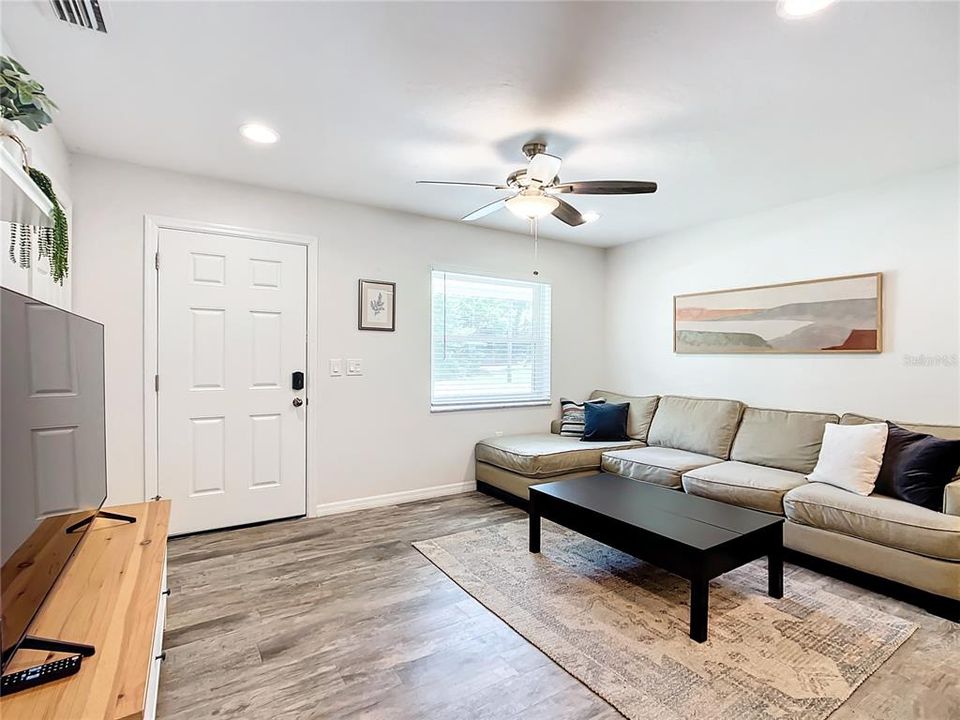 Active With Contract: $260,000 (3 beds, 2 baths, 1025 Square Feet)