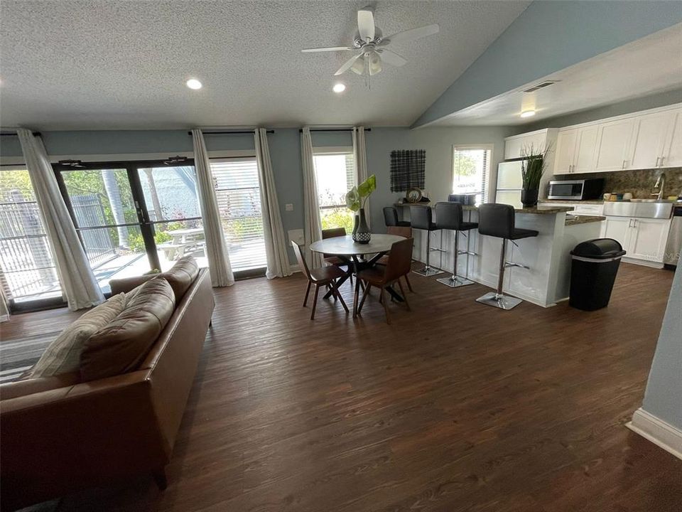 For Sale: $209,900 (2 beds, 2 baths, 973 Square Feet)