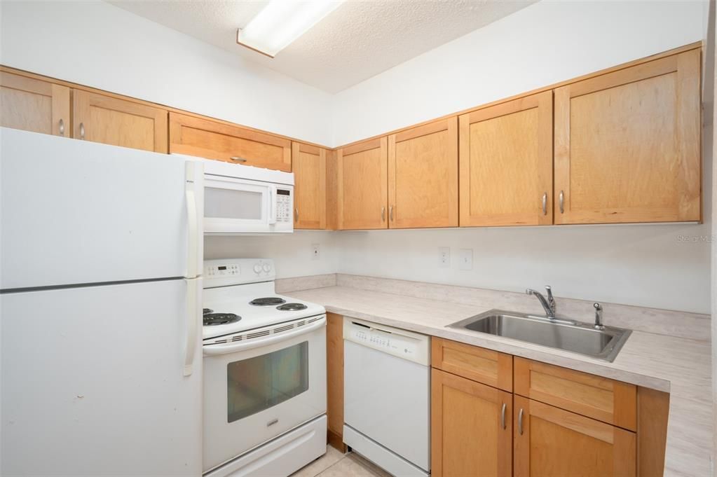 For Sale: $99,900 (1 beds, 1 baths, 702 Square Feet)