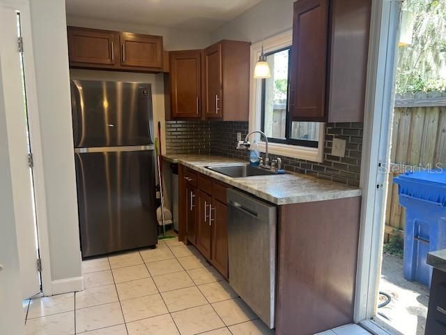 For Sale: $149,000 (2 beds, 1 baths, 1012 Square Feet)