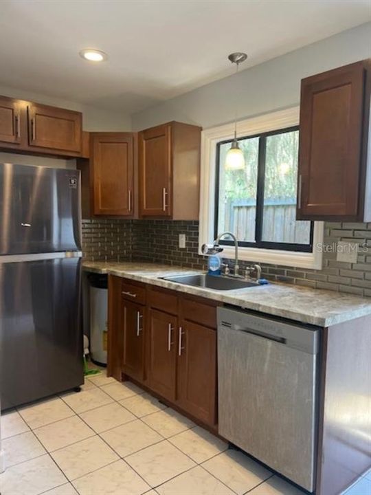 For Sale: $149,000 (2 beds, 1 baths, 1012 Square Feet)