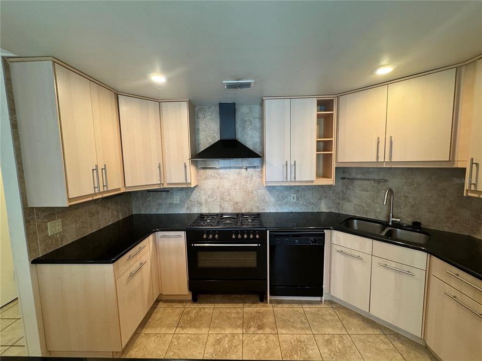 Active With Contract: $2,500 (4 beds, 2 baths, 1720 Square Feet)