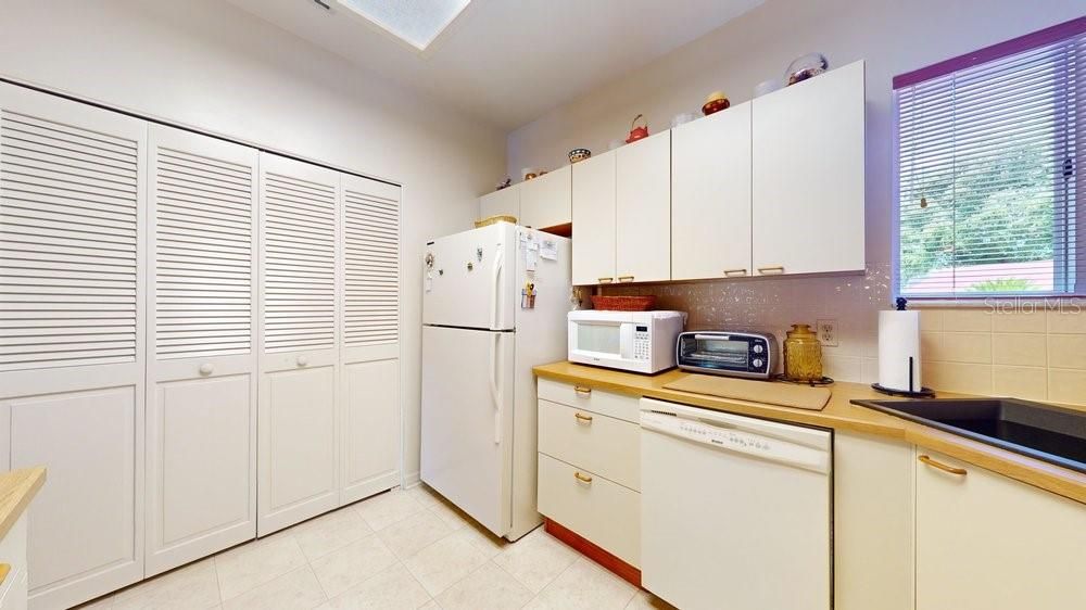 For Sale: $299,900 (2 beds, 2 baths, 1300 Square Feet)