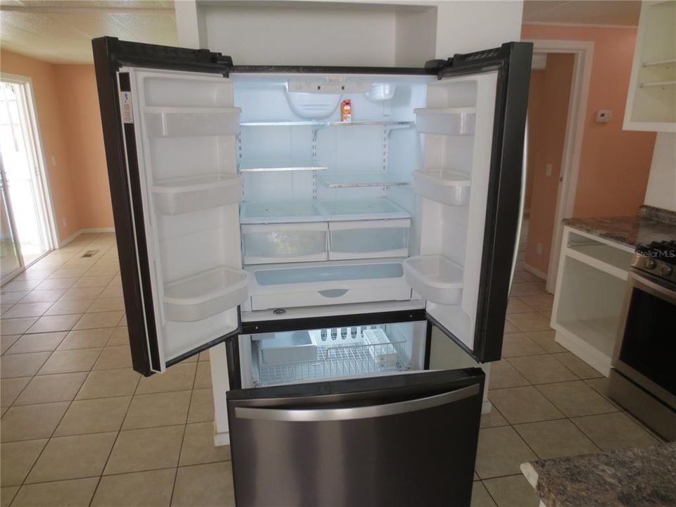 Double door refrigerator