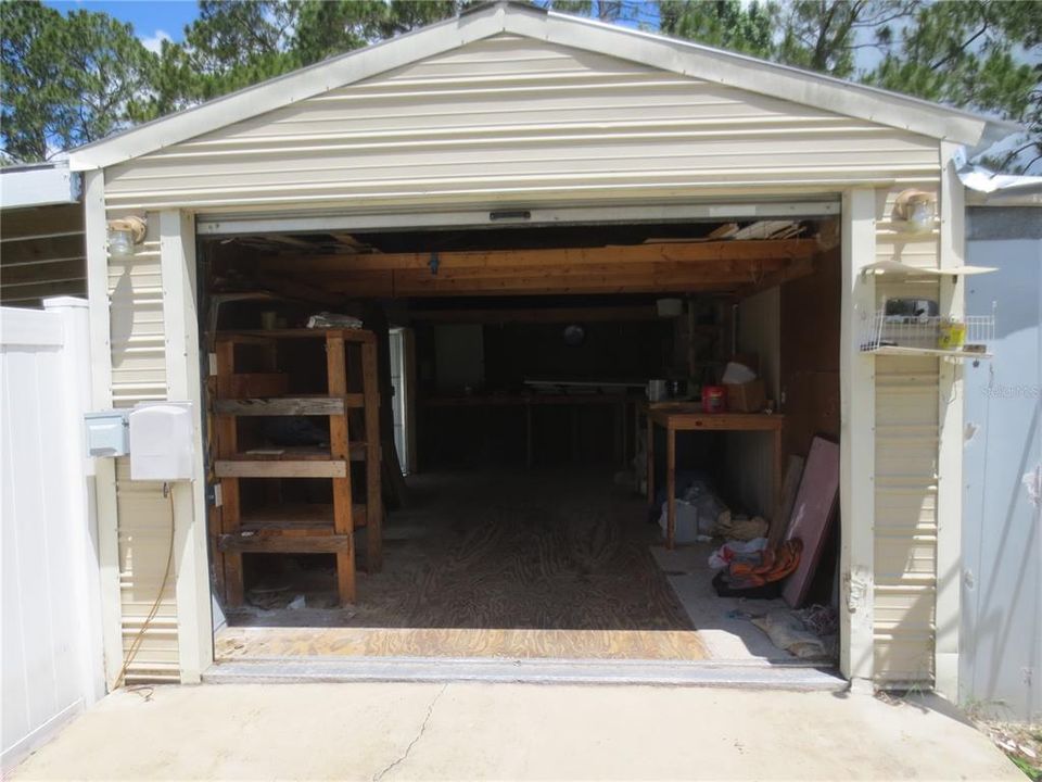 Garage roll up door