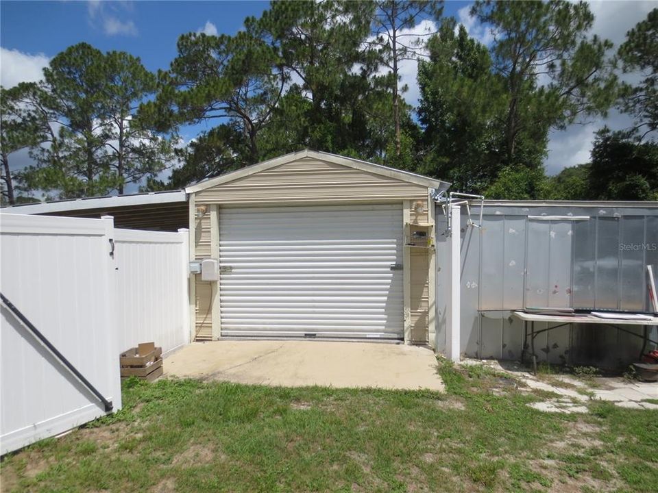 Garage roll up door