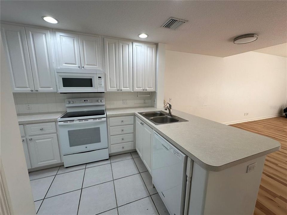 For Rent: $2,995 (3 beds, 3 baths, 1846 Square Feet)