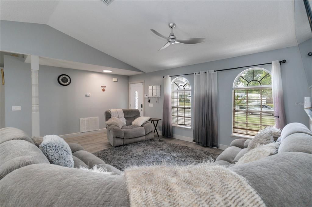 Active With Contract: $369,000 (3 beds, 2 baths, 1484 Square Feet)